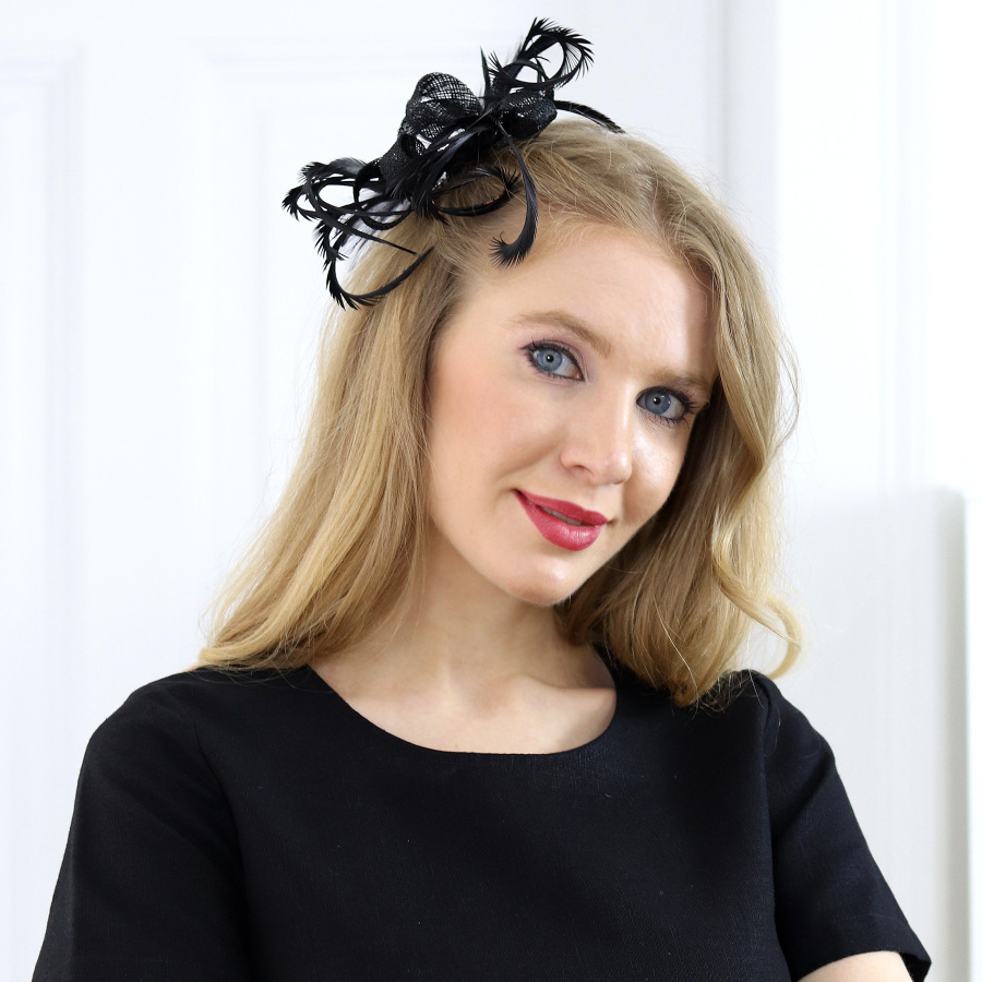 Trojlístok - čierny fascinátor na hrebeni s perím