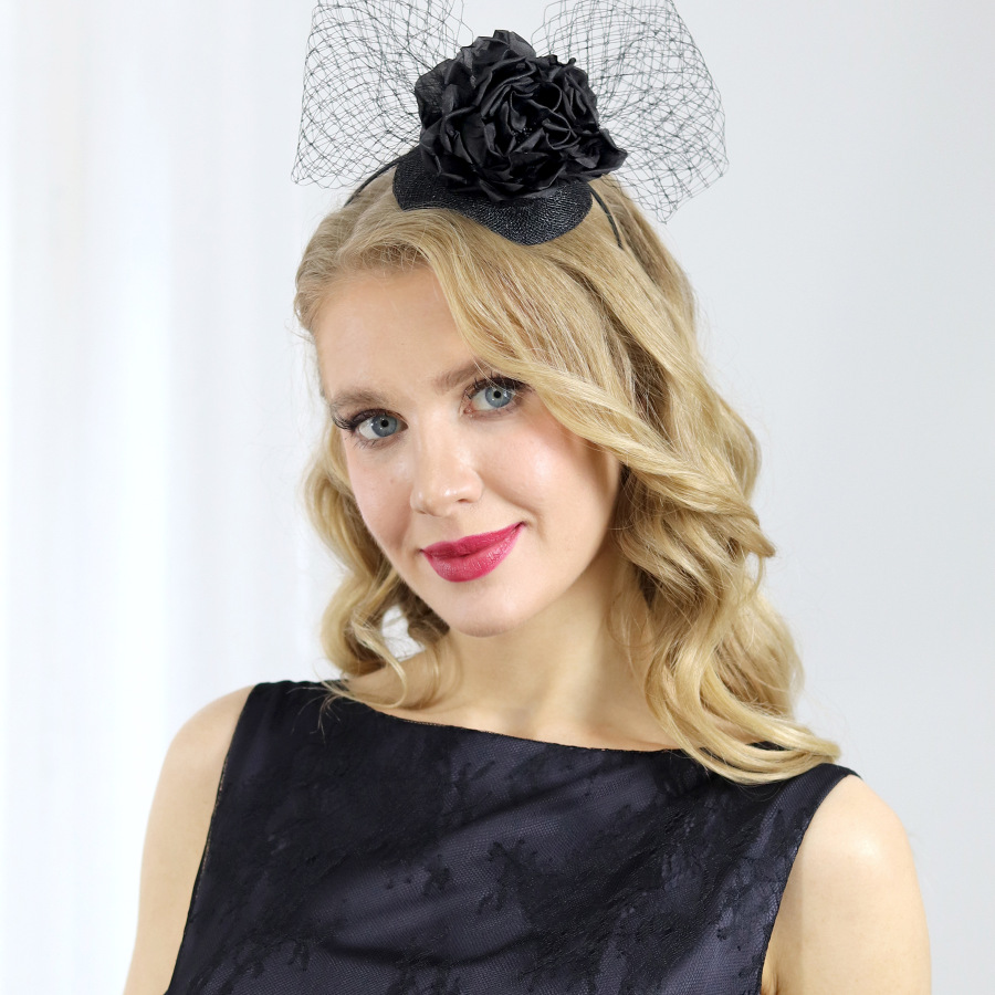 Brigitte- čierny fascinátor s hodvábnou ružou