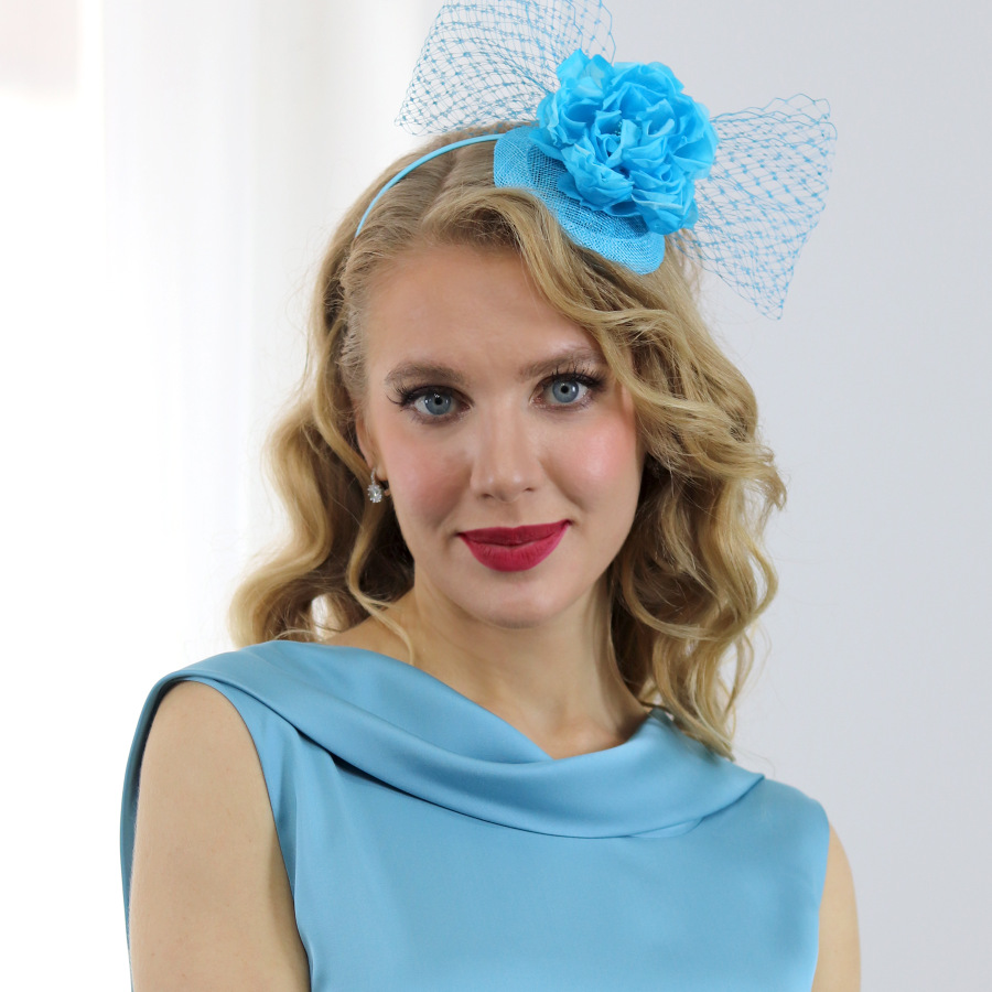 Brigitte- aqua modrý fascinátor s hodvábnou ružou