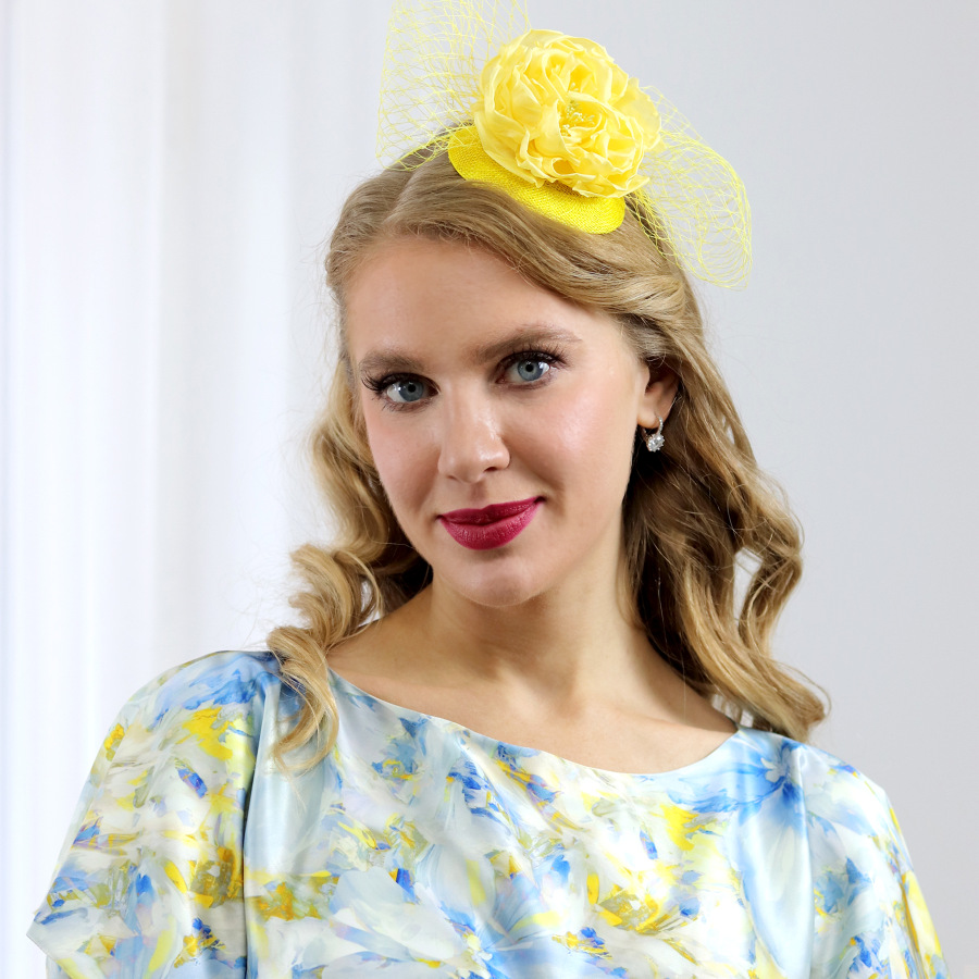 Brigitte- žltý fascinátor s hodvábnou ružou