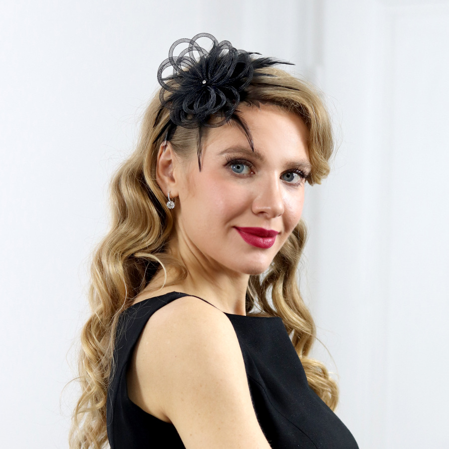 Chiara - čierny fascinátor z krinolíny a peria
