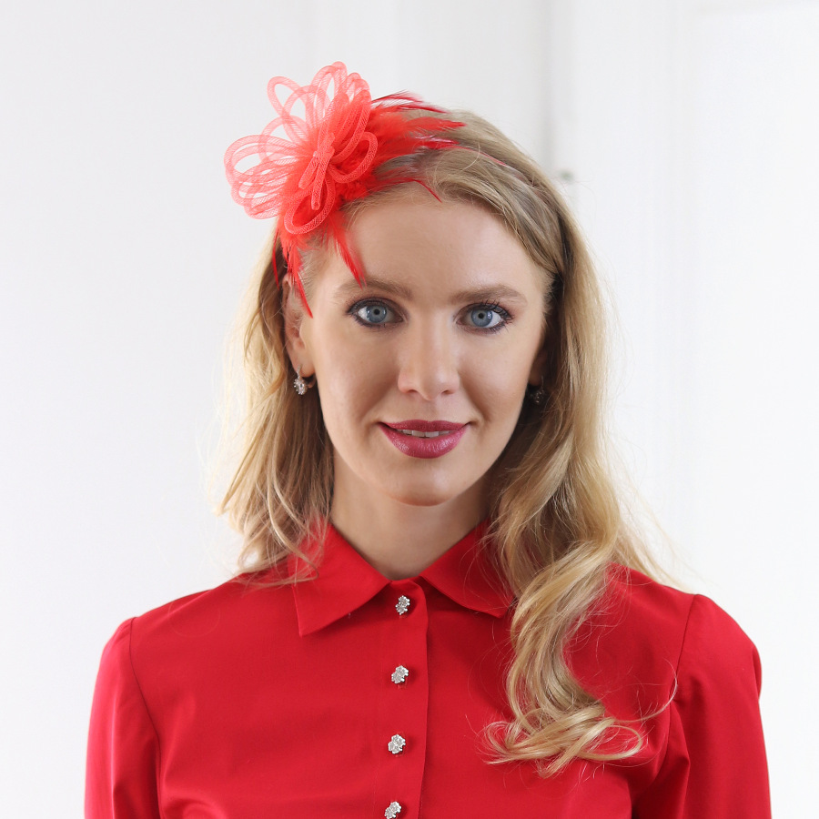 Chiara - červený fascinátor z krinolíny a peria