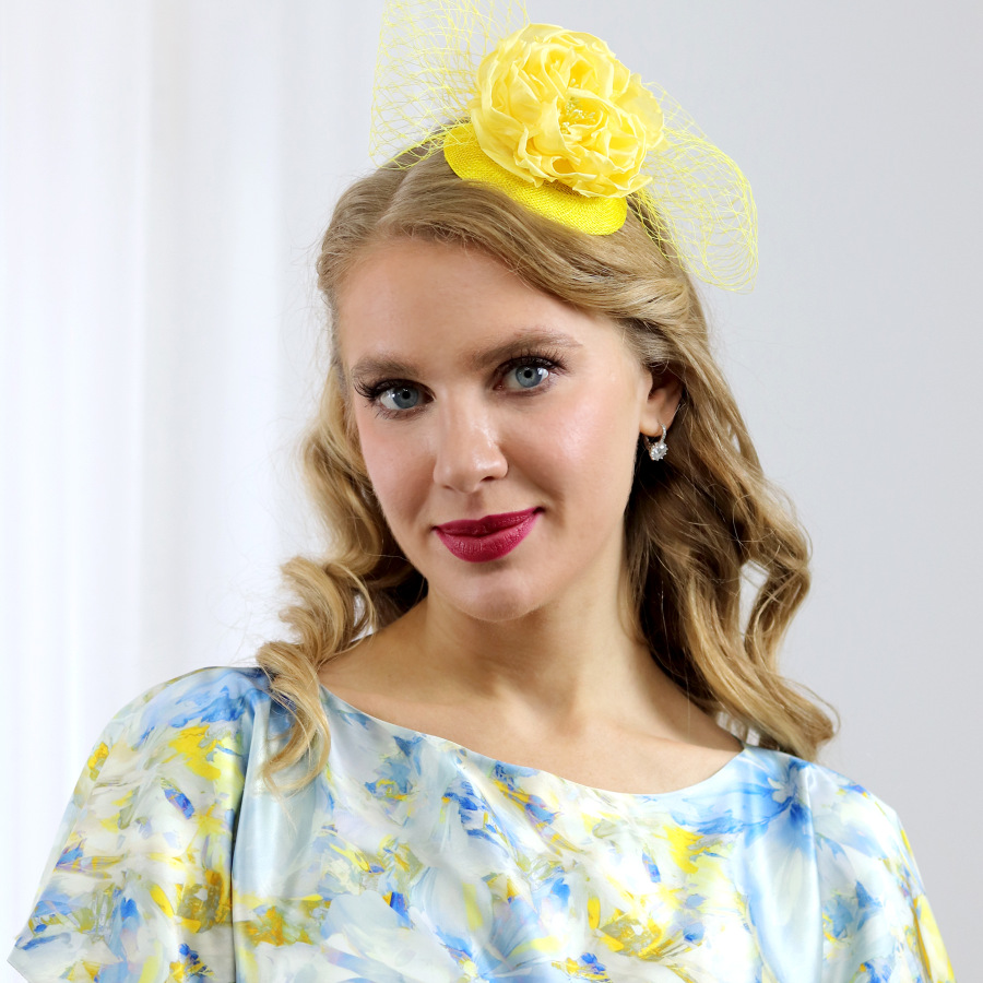 Brigitte- žltý fascinátor s hodvábnou ružou