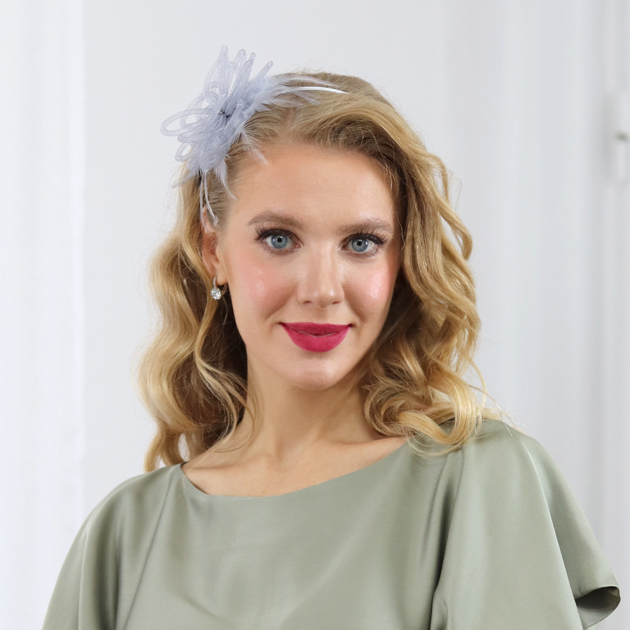 Chiara - šedý fascinátor z krinolíny a peria