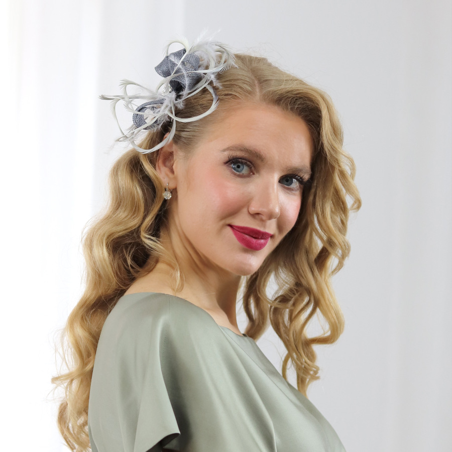 Trojlístok - strieborný fascinátor na hrebeni s perím