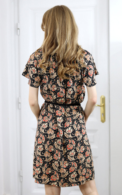 Linda - čierne viskózové šaty s béžovým grafickým vzorom 6