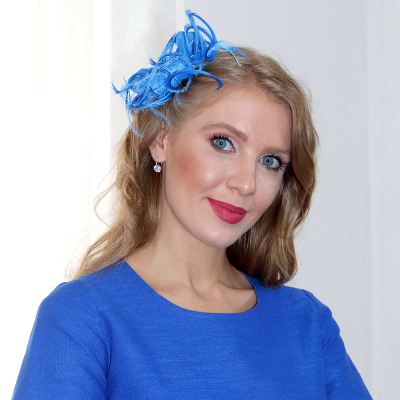 Trojlístok - modrý fascinátor na hrebeni s perím 2