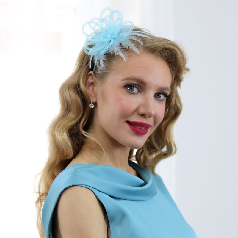 Chiara - aqua modrý fascinátor z krinolíny a peria 2