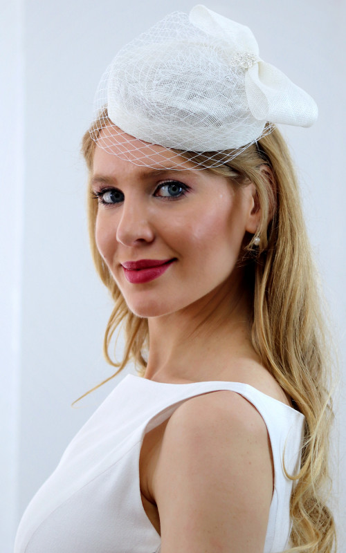 Bianca - biely "pillbox" klobúčik