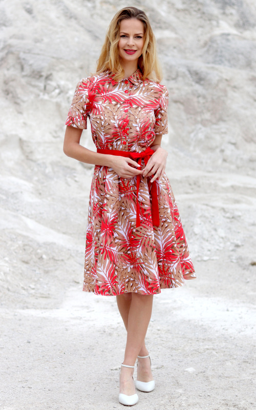 Leona - košeľové šaty s červeno hnedou potlačou na bielom podklade 1