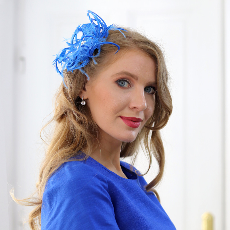 Trojlístok - modrý fascinátor na hrebeni s perím