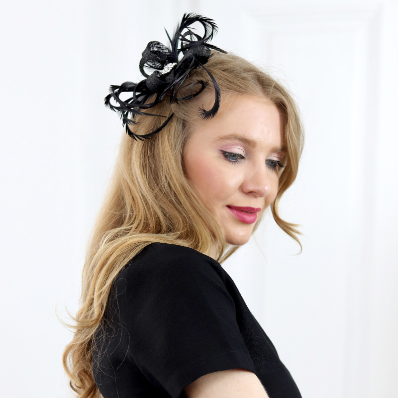 Trojlístok - čierny fascinátor na hrebeni s perím 1