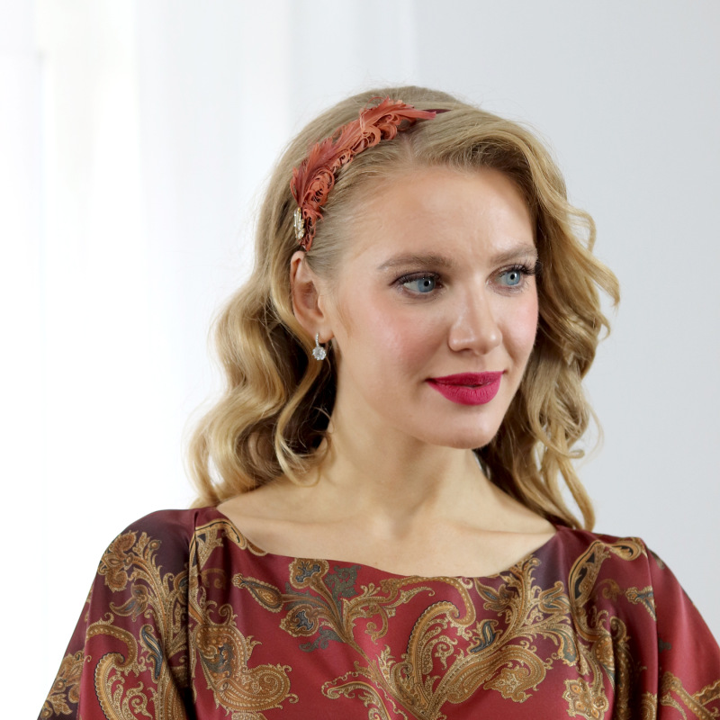 Jolie - vínovo hnedý fascinátor z kučeravého peria 1