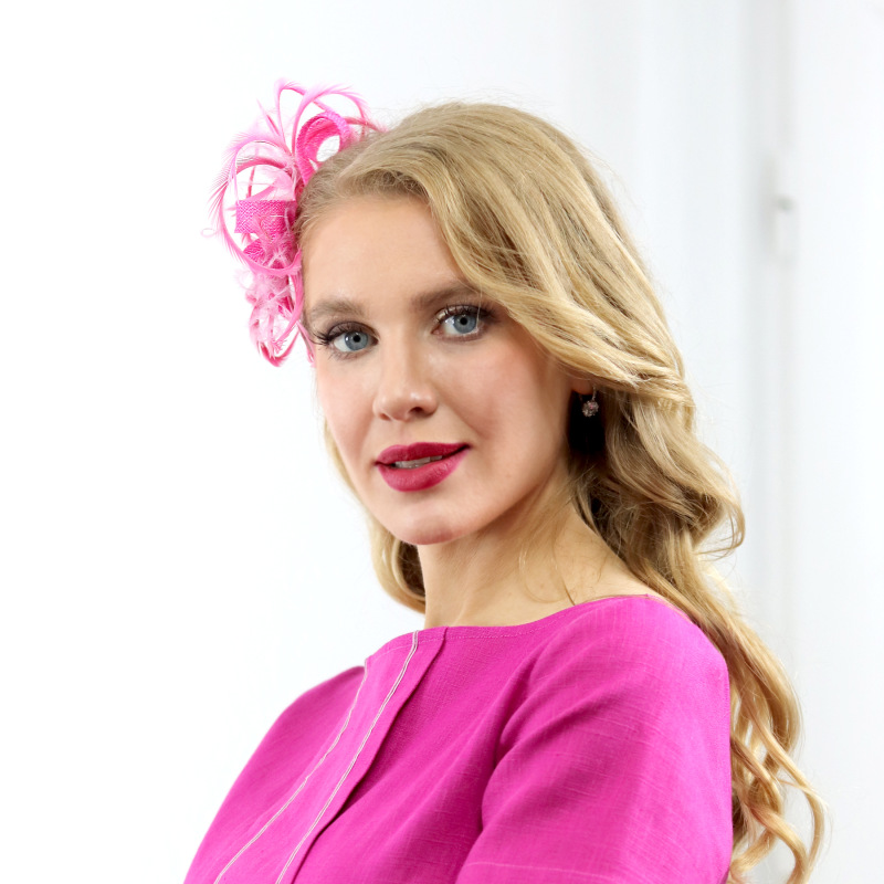 Trojlístok - ružový fascinátor na hrebeni s perím 3