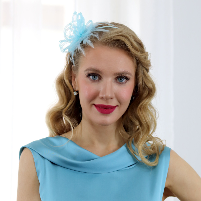 Chiara - aqua modrý fascinátor z krinolíny a peria