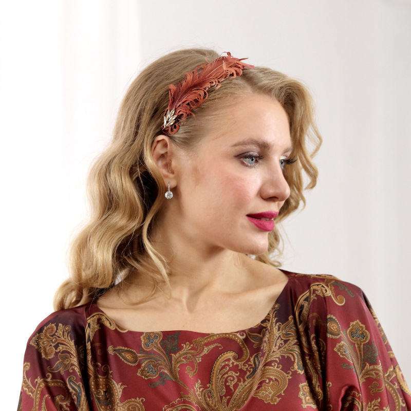 Jolie - vínovo hnedý fascinátor z kučeravého peria 2