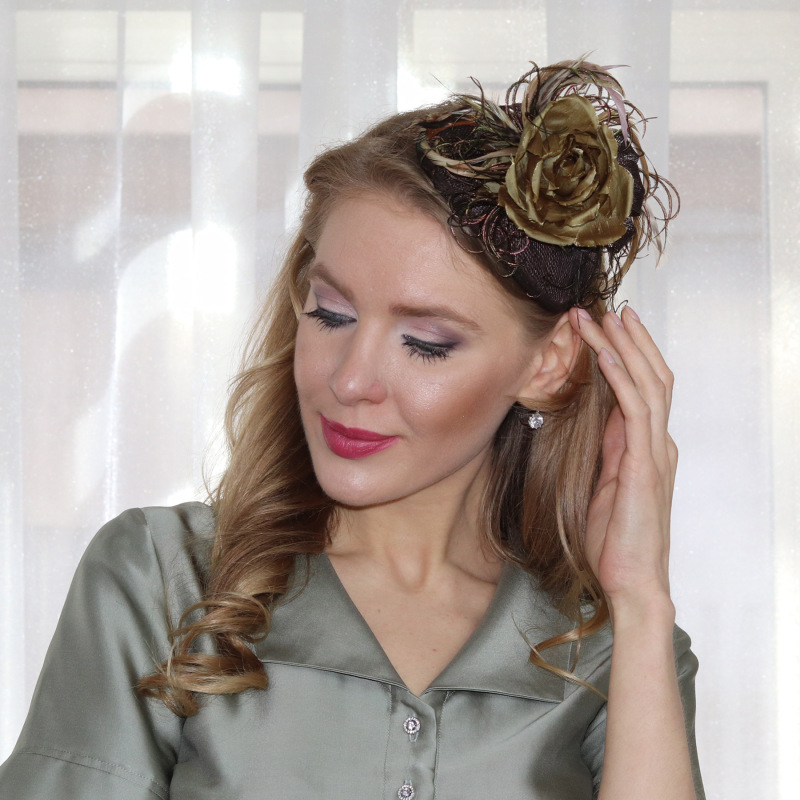 Seville - fascinátor s hodvábnou ružou a perím 2