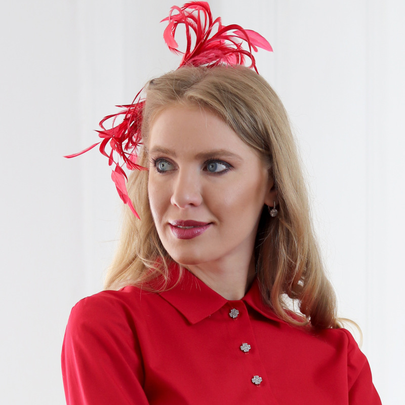 Athens - červený fascinátor z peria na hrebeni 2