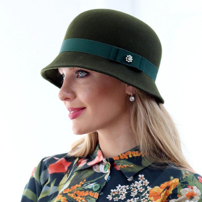 Chloe - olivovo zelený cloche klobúk 1