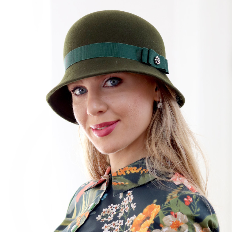 Chloe - olivovo zelený cloche klobúk