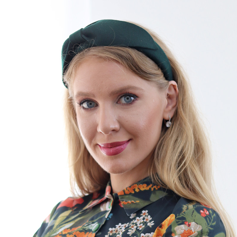 Beatrice - tmavo zelená čelenka