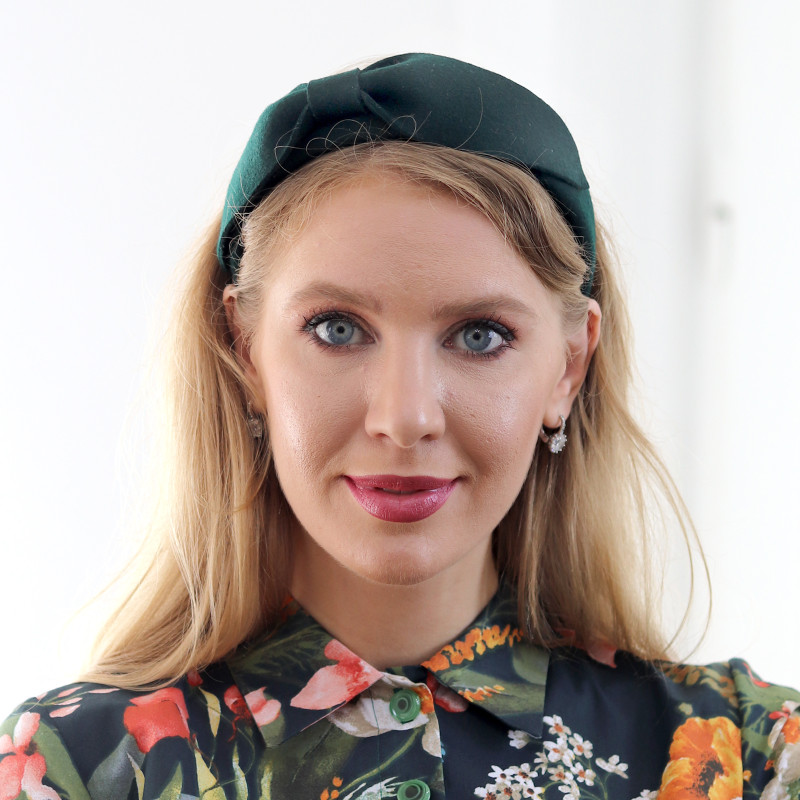 Beatrice - tmavo zelená čelenka 1
