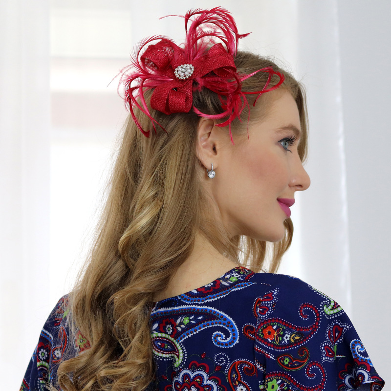 Trojlístok - červený fascinátor na hrebeni s perím 2