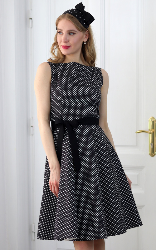 Betty - čierne letné šaty s bielymi bodkami 6