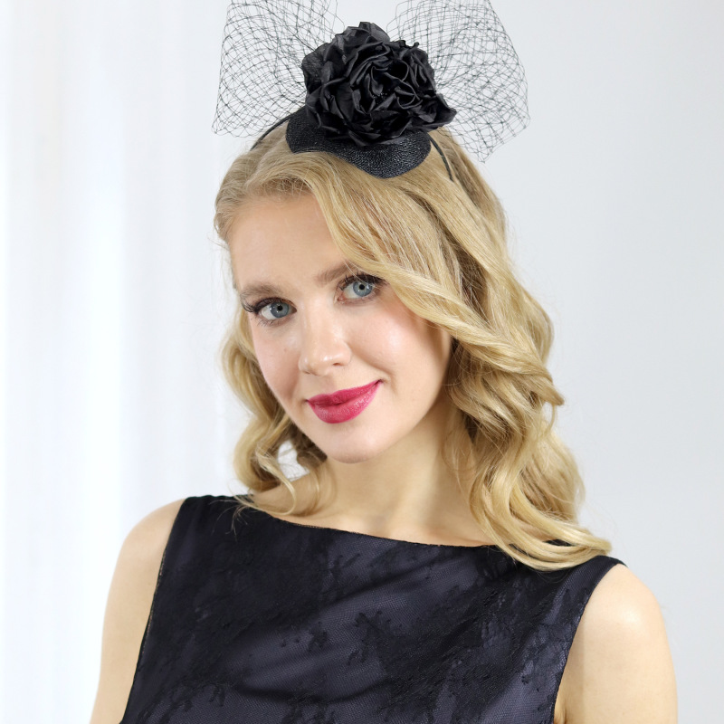 Brigitte- čierny fascinátor s hodvábnou ružou