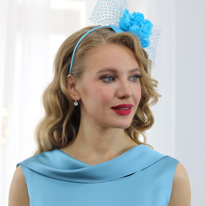 Brigitte- aqua modrý fascinátor s hodvábnou ružou 3