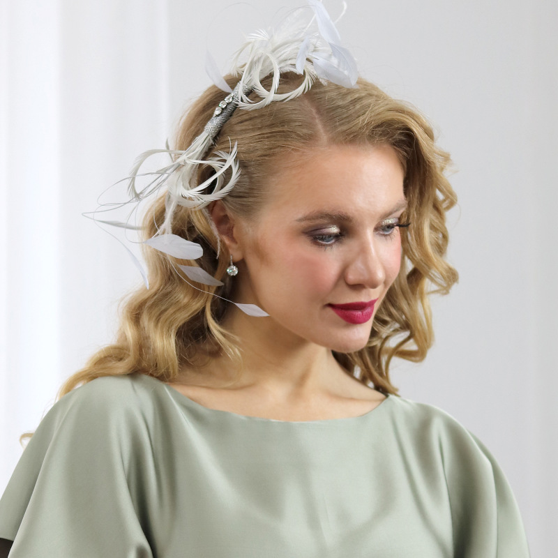 Athens - šedý fascinátor z peria na hrebeni 2