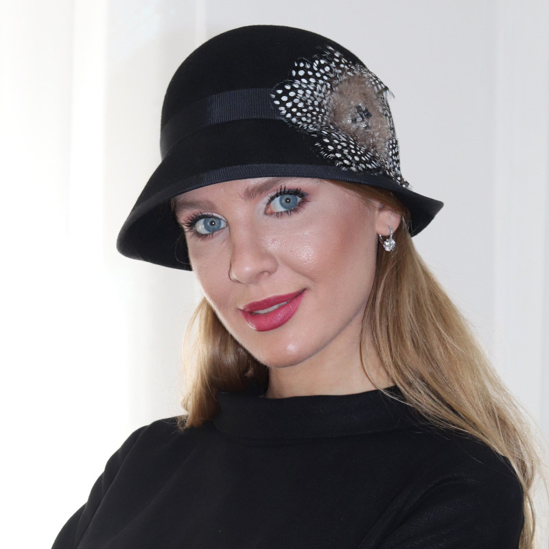 Perlička - čierny cloche klobúk