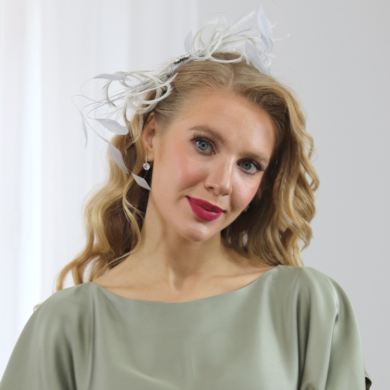 Athens - šedý fascinátor z peria na hrebeni