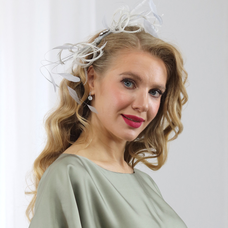 Athens - šedý fascinátor z peria na hrebeni 1