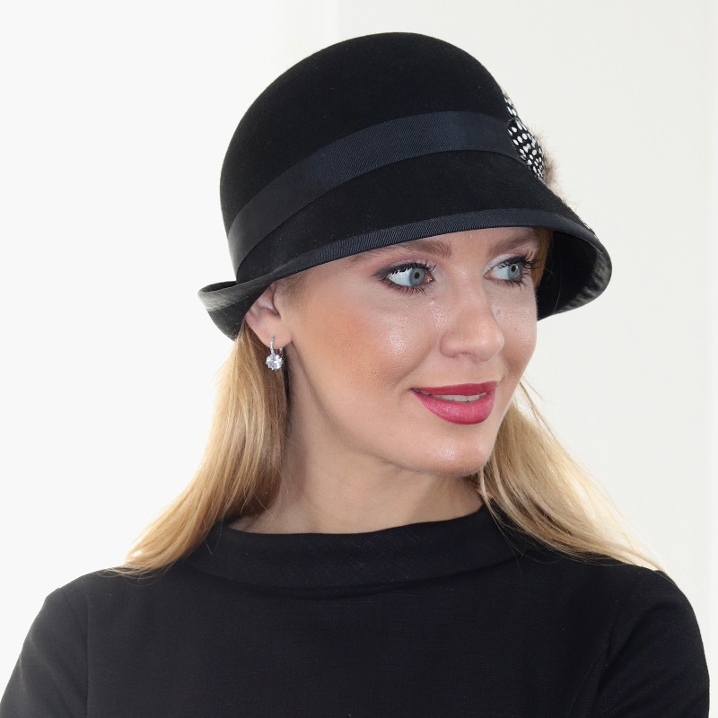 Perlička - čierny cloche klobúk 2