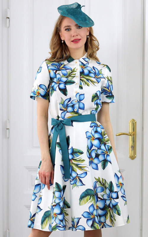 Luméria - košeľové šaty s kvetmi lumérie na bielom podklade, autorská potlač