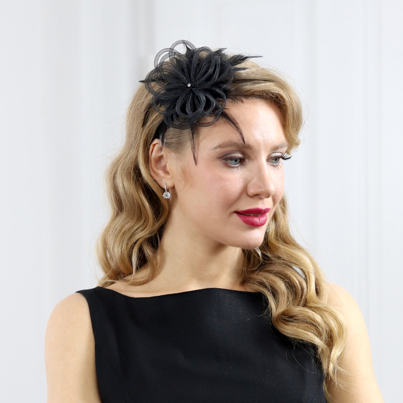 Chiara - čierny fascinátor z krinolíny a peria 1