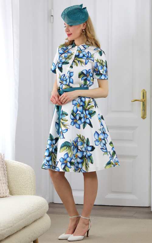 Luméria - košeľové šaty s kvetmi lumérie na bielom podklade, autorská potlač 2