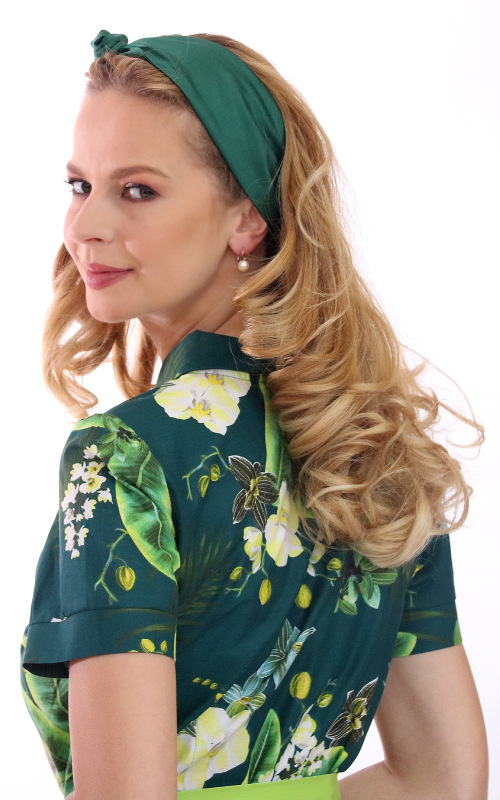 Amber - košeľové šaty s orchideami na zelenom podklade 5