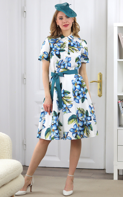 Luméria - košeľové šaty s kvetmi lumérie na bielom podklade, autorská potlač 1