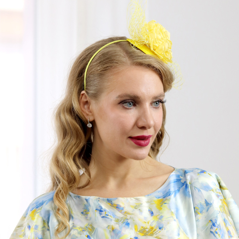 Brigitte- žltý fascinátor s hodvábnou ružou 2