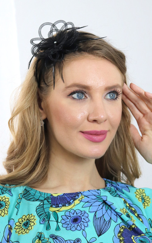 Chiara - elegantný fascinátor z krinolíny a peria 1