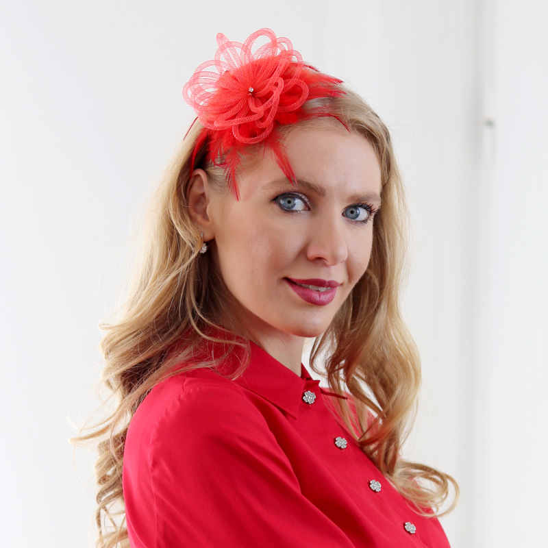 Chiara - červený fascinátor z krinolíny a peria 1