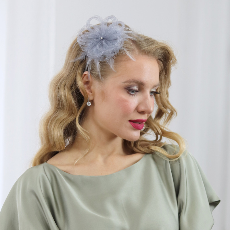 Chiara - šedý fascinátor z krinolíny a peria 2