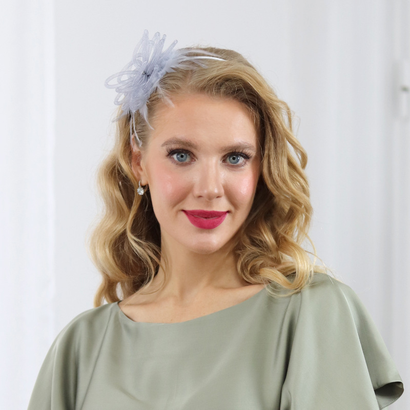 Chiara - šedý fascinátor z krinolíny a peria