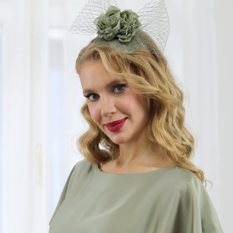 Brigitte- zeleno šedý fascinátor s hodvábnou ružou 1