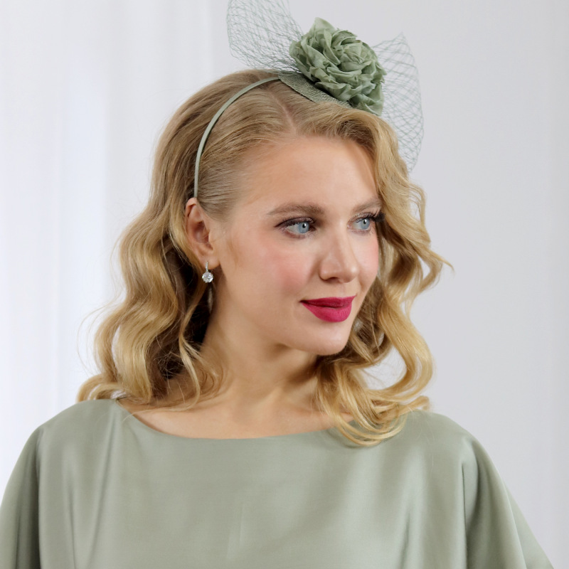 Brigitte- zeleno šedý fascinátor s hodvábnou ružou 2