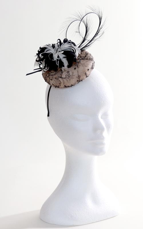 Chantilly Button - klobúčik s čipkou a perím