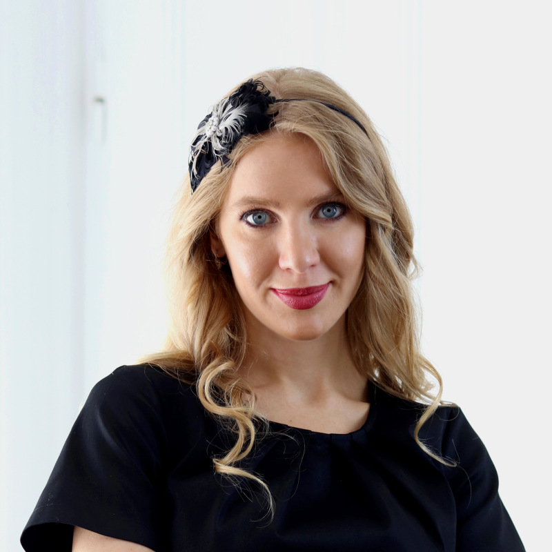 Meghan - čierna čelenka z kučeravého peria