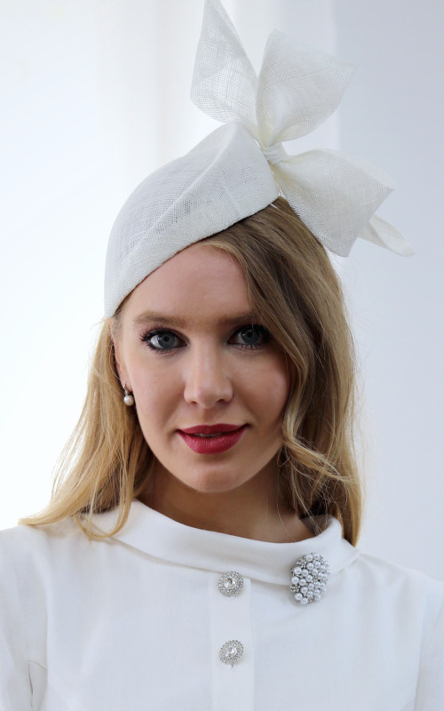 Audrey - biely klobúčik
